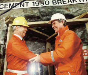 Poignée de main à a jonction entre la France et l'Angleterre dans le tunnel sous la Manche