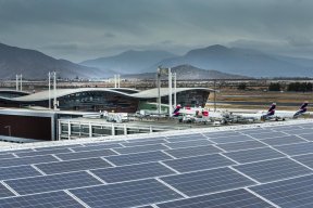Panneaux solaires dans l'aéroport de Santiago