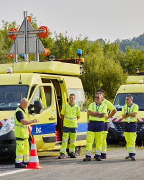Collaborateurs sur une route en formation sécurité