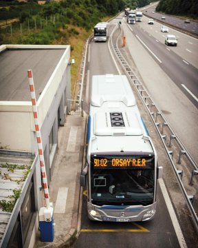 Passage d'un bus à une sortie d'autoroute
