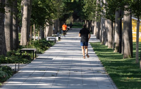 Un jogger dans un parc en centre-ville