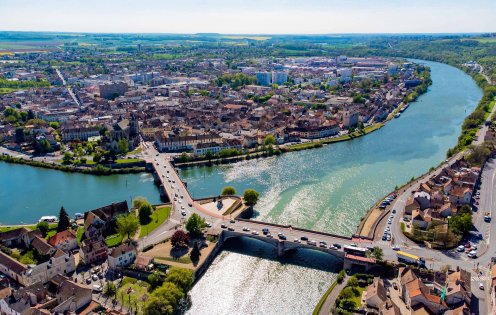Vue aérienne d'un fleuve et d'un centre-ville