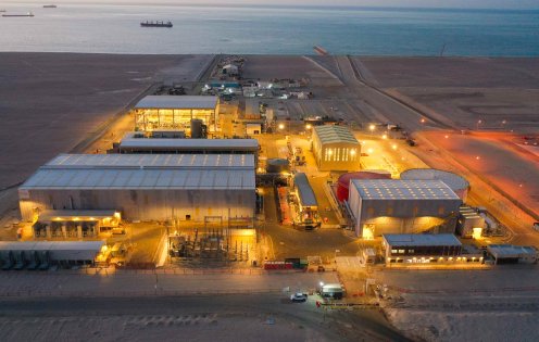 Usine de dessalement de nuit