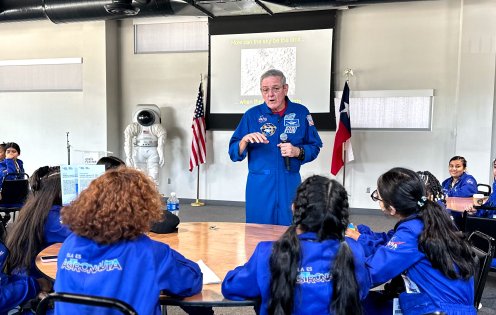 Un astronaute américain donne un cours aux élèves de la Fundacion VINCI en Colombie