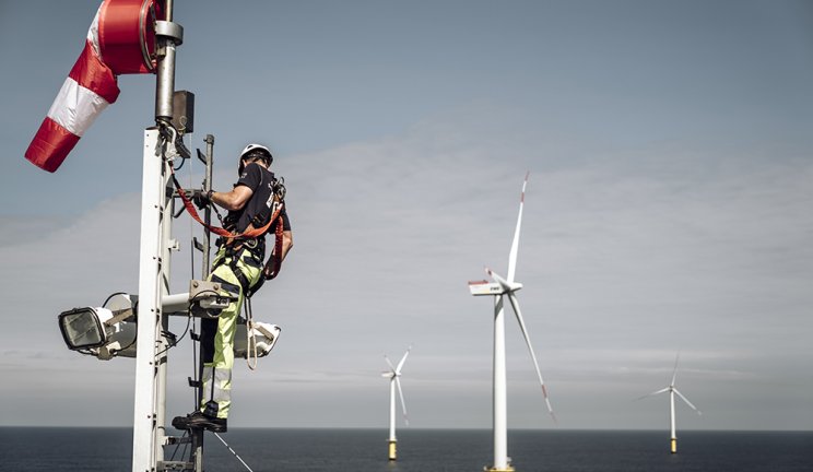 Travailleur au sommet d’une éolienne dans un parc éolien 