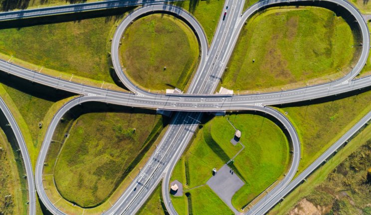 Vue aérienne d'une bretelle d'autoroute