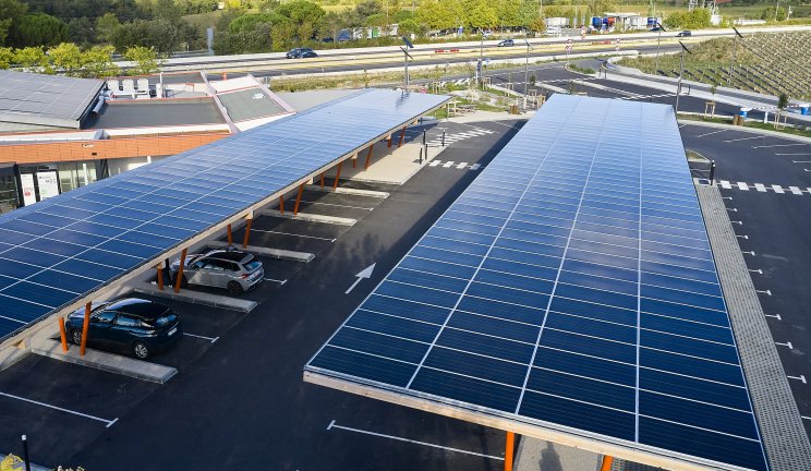 Panneaux solaires sur le toit d'une aire d'autoroute