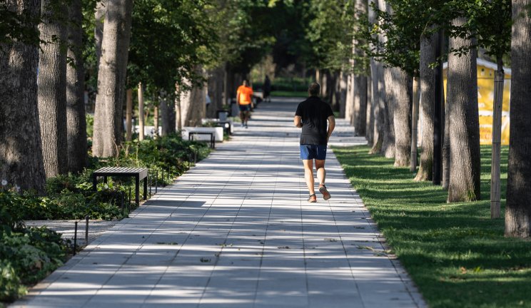 Un jogger dans un parc en centre-ville
