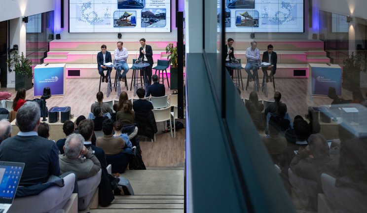 Un groupe de travail devant une présentation