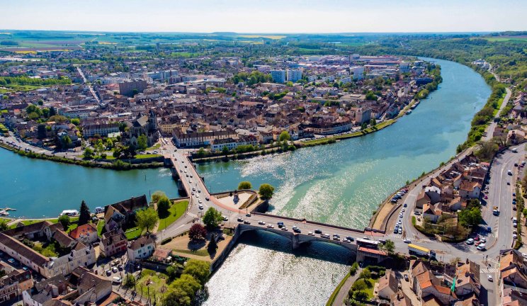 Vue aérienne d'un fleuve et d'un centre-ville