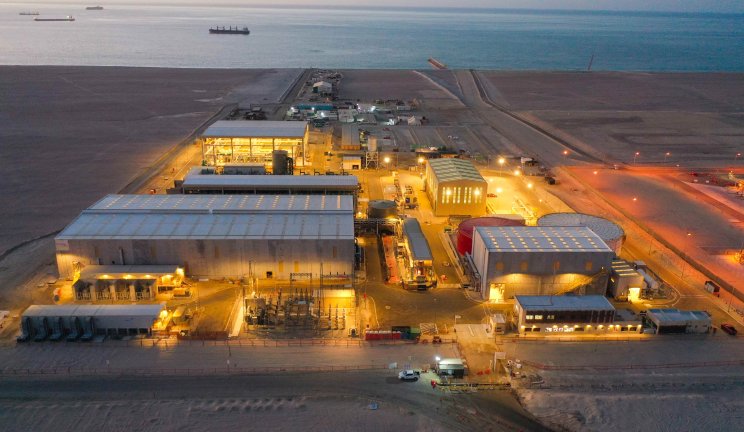 Usine de dessalement de nuit