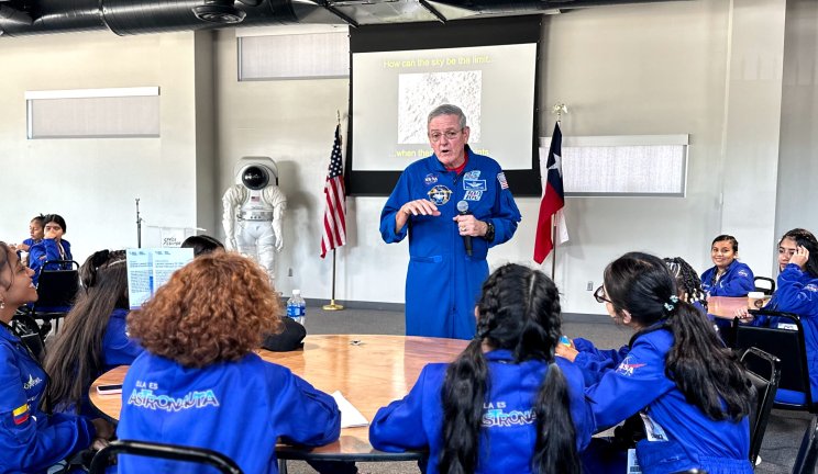 Un astronaute américain donne un cours aux élèves de la Fundacion VINCI en Colombie
