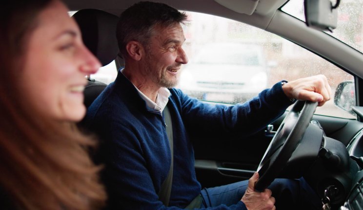 Un conducteur et une passagère en covoiturage