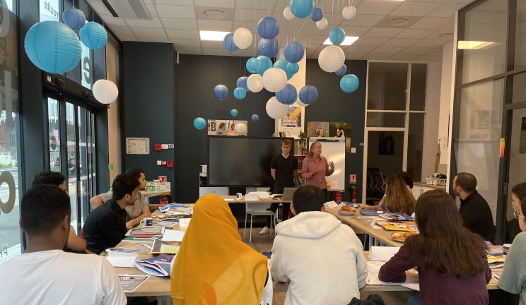 Cours de français auprès de réfugiés à l'archipel siège du Groupe VINCI