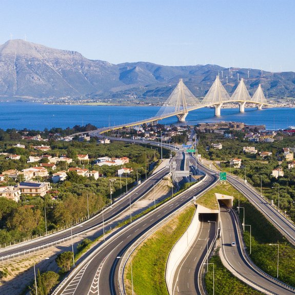 Vue aérienne du pont Charilaos Trikoupis en Grèce
