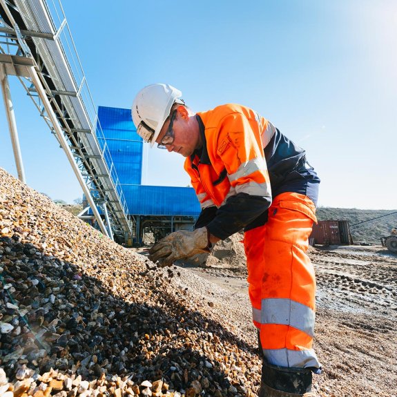 Collaborateur VINCI opérant sur la carrière de Tourville