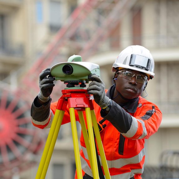 Collaborateur VINCI prenant des mesures sur un chantier