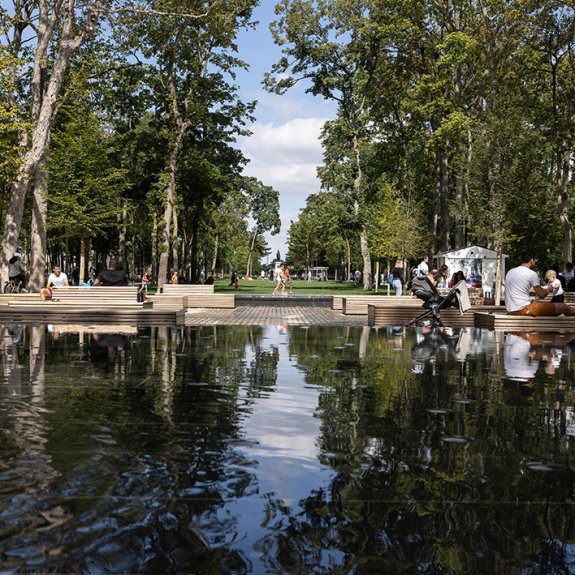 Vue d'un parc en centre-ville