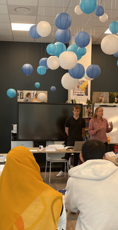 Cours de français auprès de réfugiés à l'archipel siège du Groupe VINCI